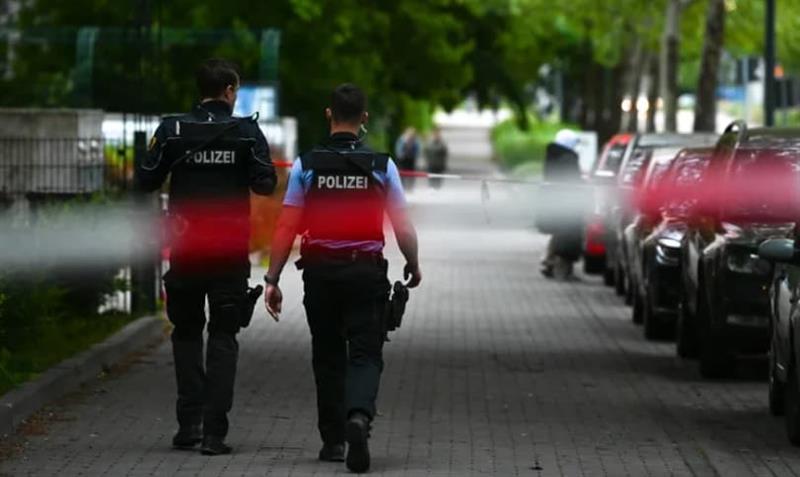 Ужас во Диселдорф: Жена нападнала тинејџери со нож по кавга во библиотека, има повредени 