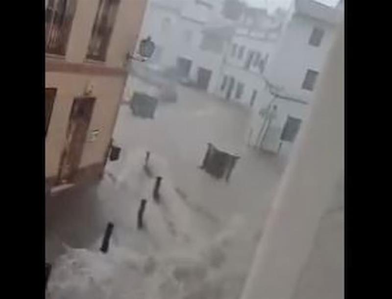 Видео: Поради невреме на истокот на Шпанија откажани летови и прекината настава во училиштата