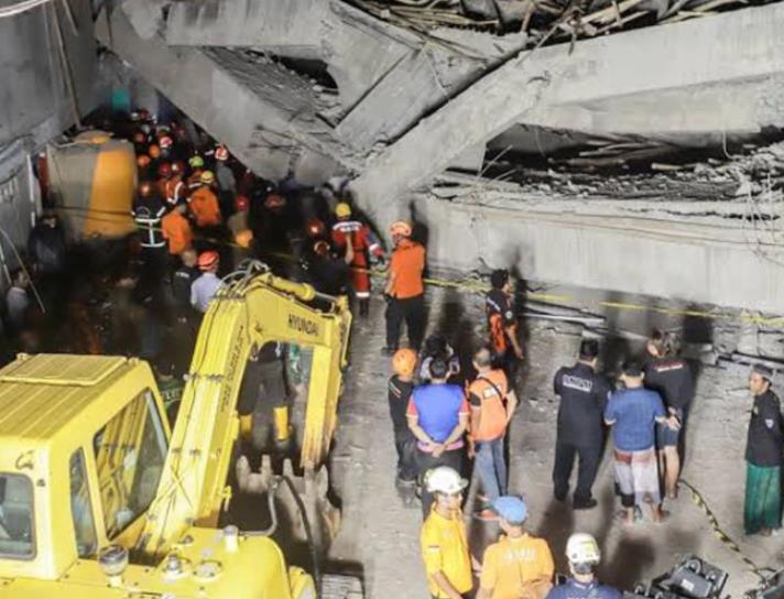 Најмалку еден ученик загина при уривање на училиште во Индонезија