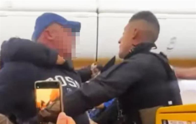 Хаос во авион: Патници се обиделе да ја отворат вратата, им се закануваат пет години затвор (ВИДЕО)