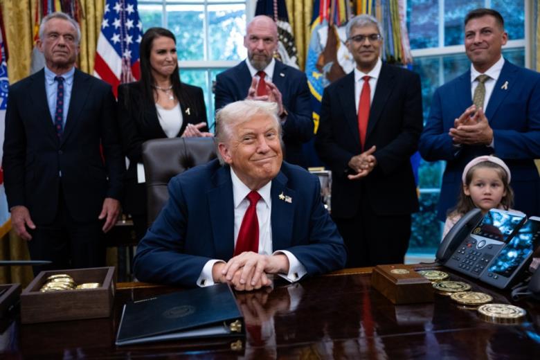 „Фајзер“ и Трамп постигнаа договор за намалување на цените на лековите