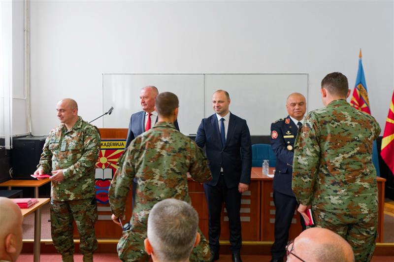 Министрите Мисајловски и Хелез на првиот академски час на Воената академија