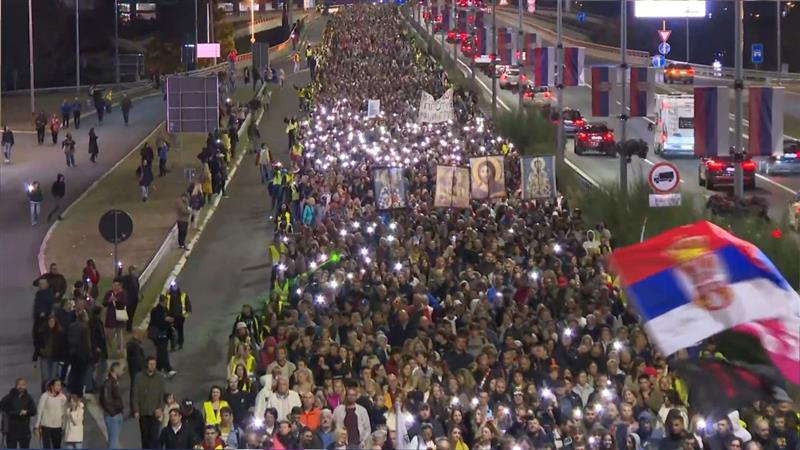 Мирни протести во Србија поради уривањето на настрешницата: 11 месеци, нула одговорност (ВИДЕО)