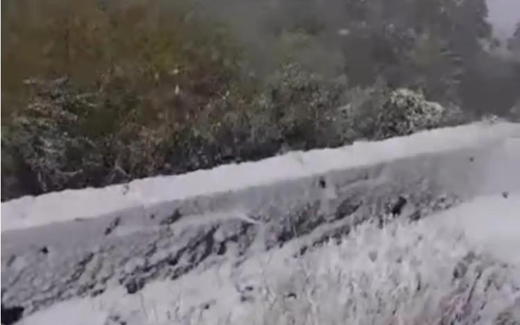 Првиот снег на повисоките места во Дебарско, по патиштата се препорачува внимателно возење поради влажни коловози и одрони