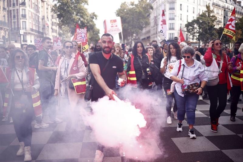 Десетици илјади излегоа на протести во Франција, бараат повисоки даноци за богатите