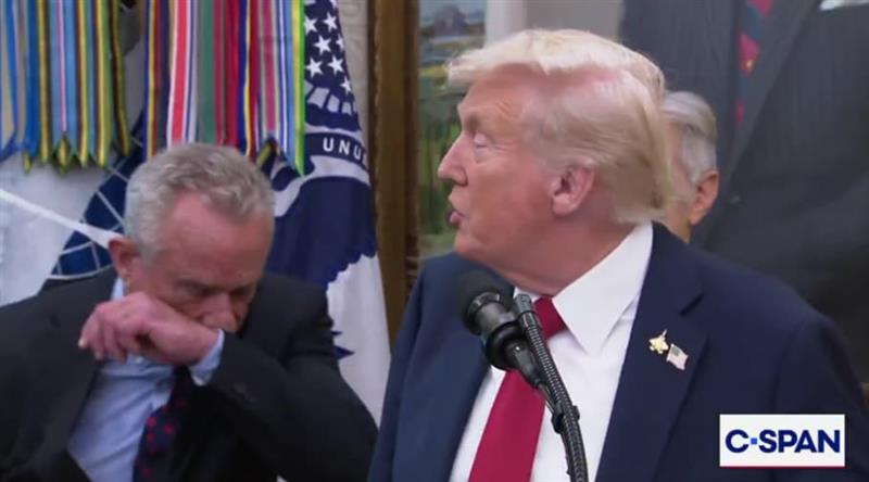 Трамп до Кенеди, кој кивна на прес конференција: Се надевам дека тукушто не се заразив со ковид (ВИДЕО)