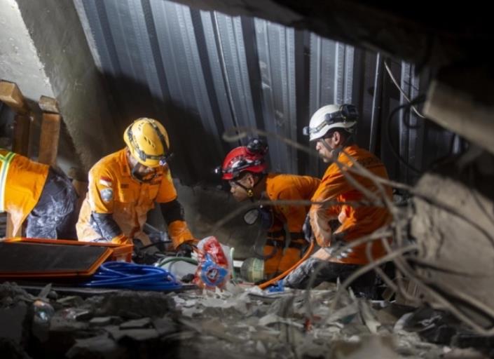 Продолжува спасувачката операција по уривањето на исламско училиште во Индонезија