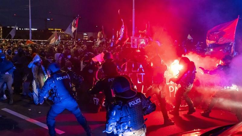 Солзавец и водени топови на пропалестинските протести во Швајцарија, има повредени полицајци 