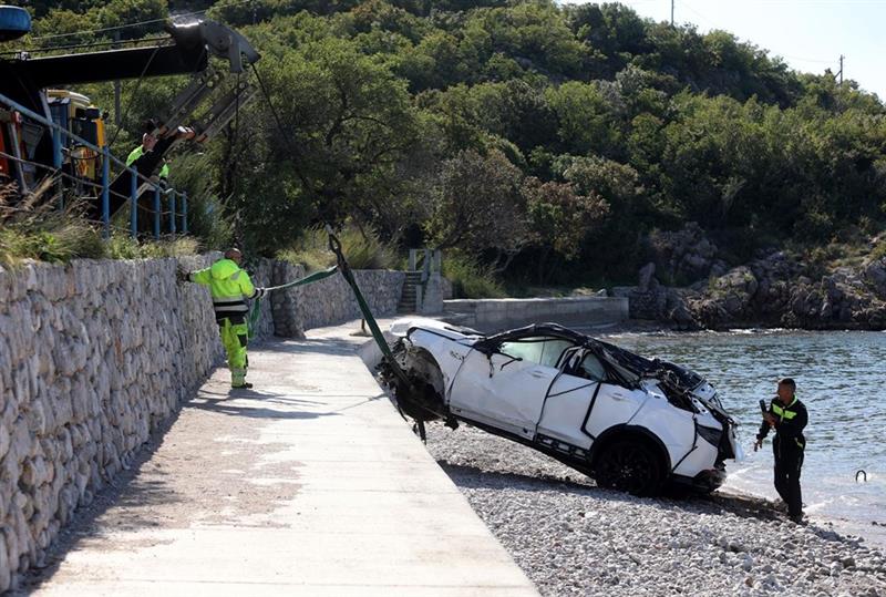 Извлечен е автомобилот, кој слета во Јадранското море - се удавија две жени и двајца мажи од Малта