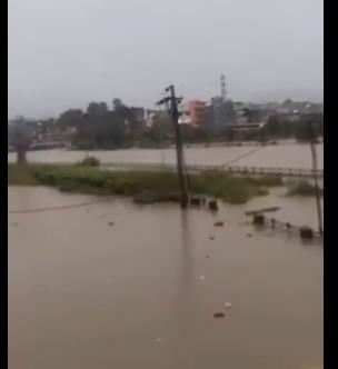 Видео: Најмалку 22 лица загинаа во oбилните дождови во Непал