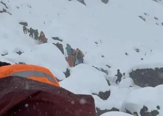 Видео: Најмалку 350 туристи спасени по снежна бура на Монт Еверест