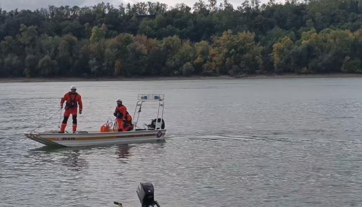 Чамец со 11 лице се преврте во Дунав, се обидувале нелегално да ја преминат границата