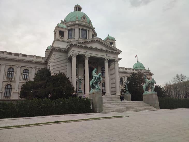Српскиот парламент ја започна есенската сесија, дел од опозицијата бојкотира