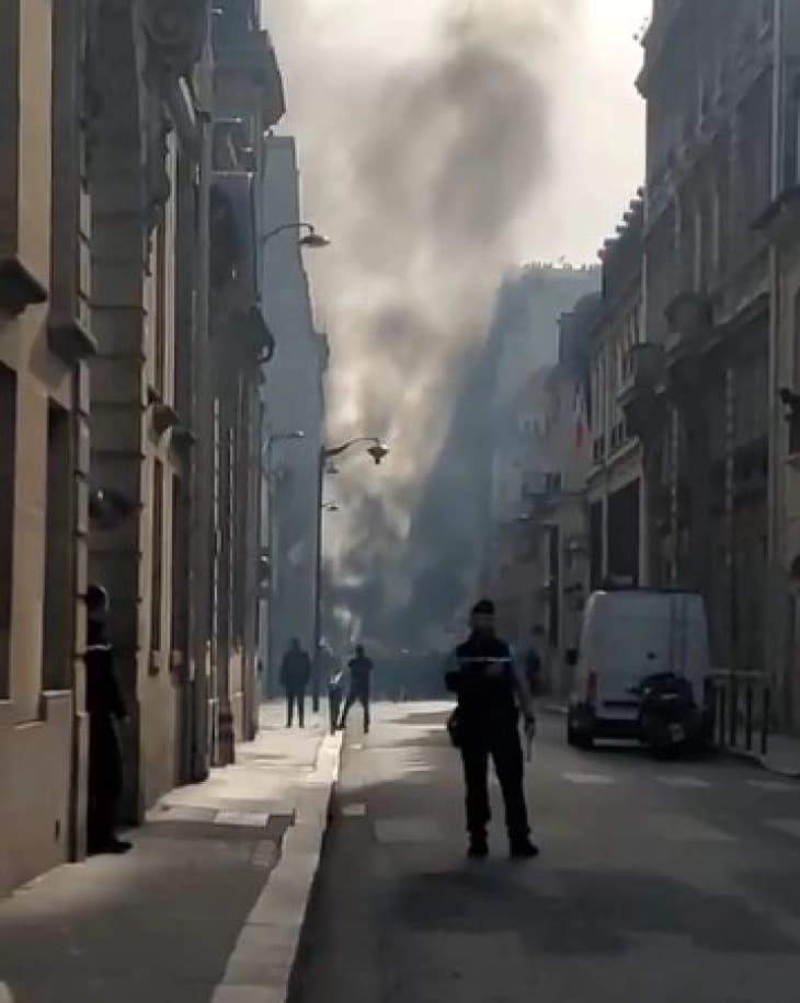 Експлозии во близина на канцеларијата на францускиот премиер во Париз (Видео)