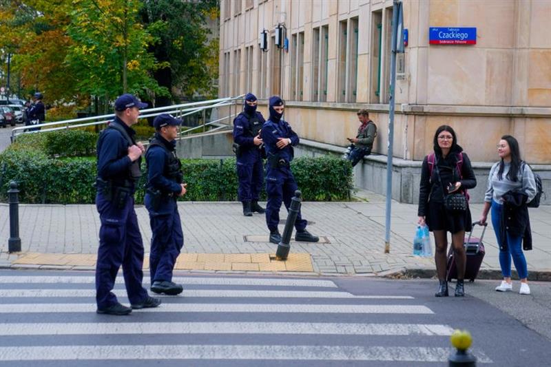 Драма во Полска: Маж трча по улица со секира, полицијата „го неутрализира“