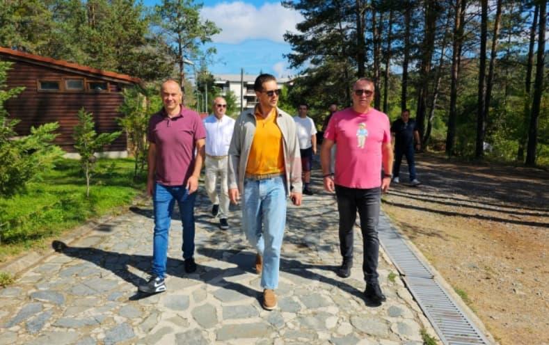 Познатиот актер Милош Биковиќ во Берово – најавена најголемата инвестиција во историјата на општината