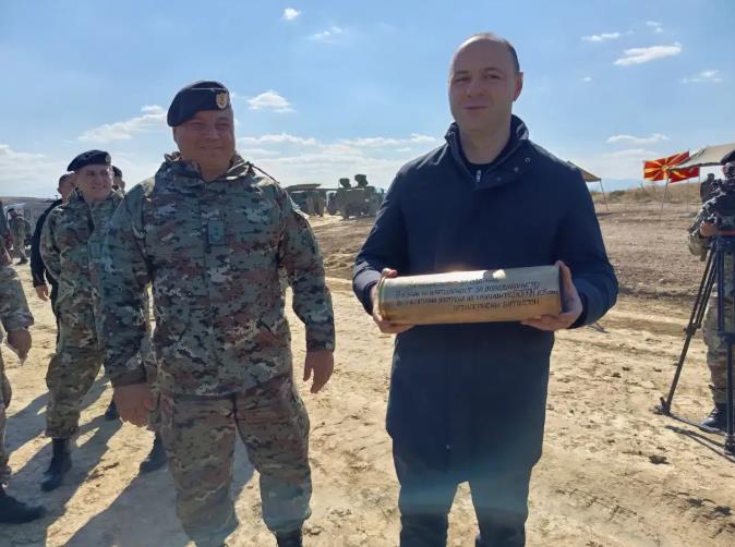 На АП Криволак примопредадени новите артилериски системи „боран“ и нови униформи за Армијата 