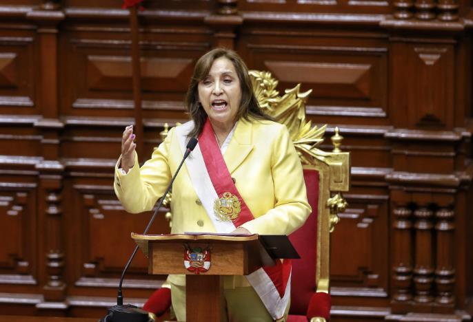 Парламентот на Перу гласаше за отповикување на претседателката Дина Болуарте