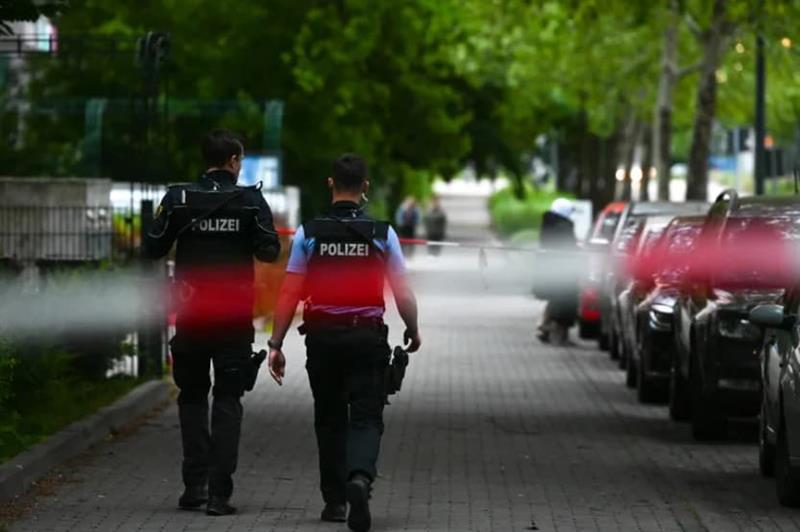 Ужас во Германија: До смрт ја претепал сопругата пред трите деца, па избегал