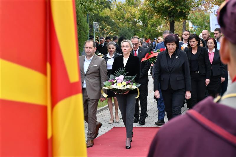  По повод 11 Октомври партиска делегација на СДСМ положи цвеќе и оддаде почит на борците од НОБ во Прилеп