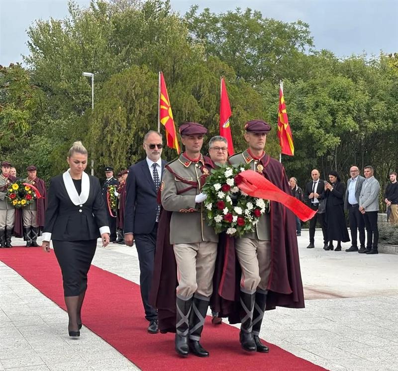 По повод 11 Октомври – Ден на народното востание: Стоилковиќ ја предводеше делегацијата која одаде почит пред Спомен-костурницата во Куманово