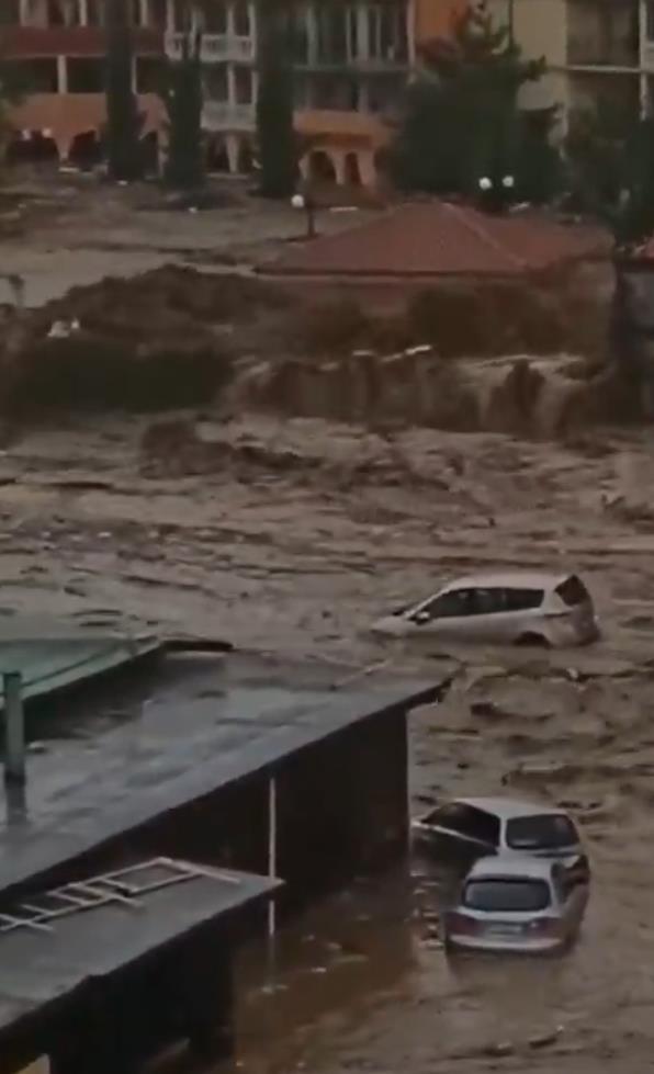 Најмалку 47 загинати во поплави и одрони во Мексико