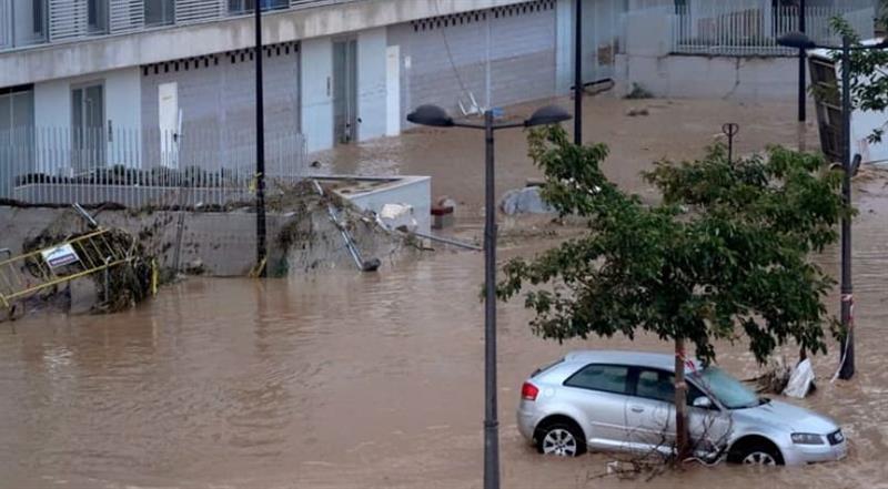Страшно невреме ја зафати Шпанија: Водата зароби луѓе во автомобилите, пороите носат сѐ пред себе (ВИДЕО)