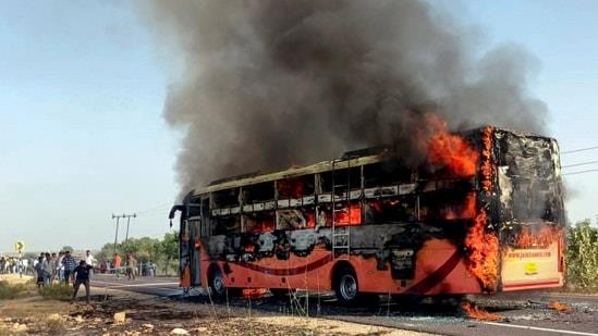 Се запали автобус со 57 патници- загинаа најмалку 20, меѓу жртвите и деца (ВИДЕО)