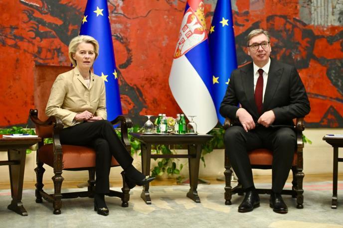 Српскиот претседател ја пречека Фон дер Лајен пред Палатата Србија
