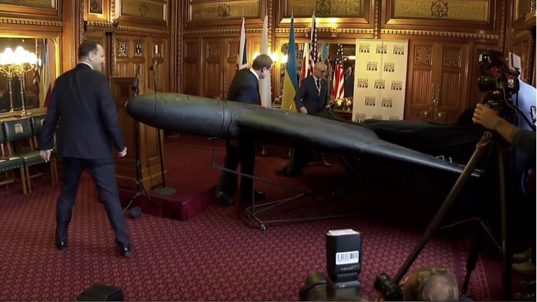 Полскиот министер донесе дрон во британскиот парламент: Мора да бидеме подготвени за руски напад (ВИДЕО)