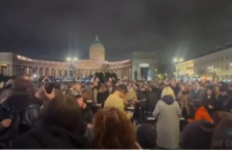 Стотици млади Руси во Санкт Петербург пеат забранета песна против Путин (ВИДЕО)