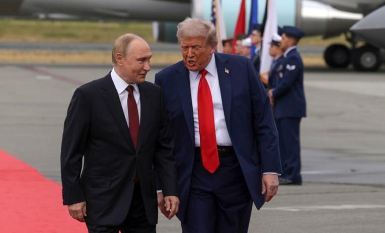 Трамп: Во моментов разговарам со Путин 