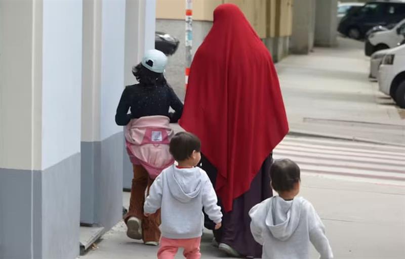 Семејство со 12 деца добива од Австрија 3.000 евра месечно- јавноста остро негодува 