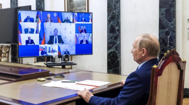 Путин го свика рускиот Совет за безбедност за да го информира за разговорот со Трамп
