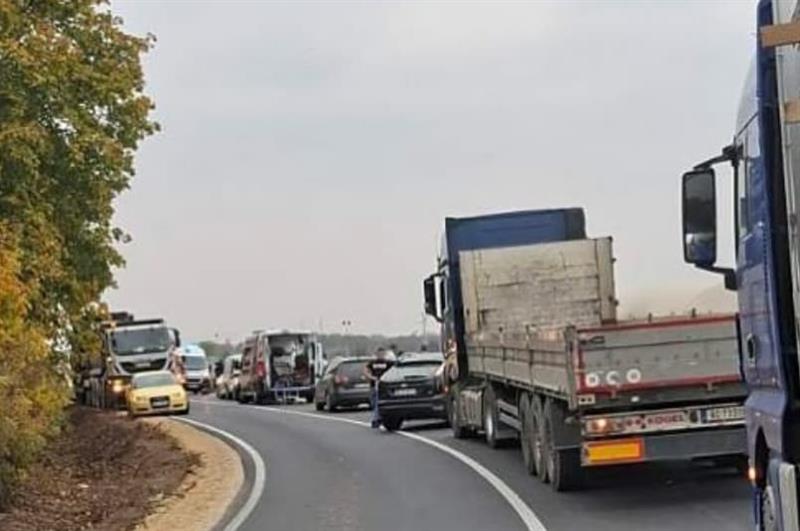 Автобус се преврте кај Сремска Митровица: Три лица загинаа, над 35 се тешко повредени (Видео)