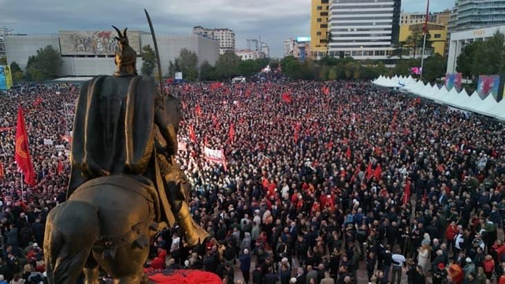 Во Тирана се одржа протест „Слободата има име. И јас сум ОВК“ со учество на Албанци од сите делови на регионот