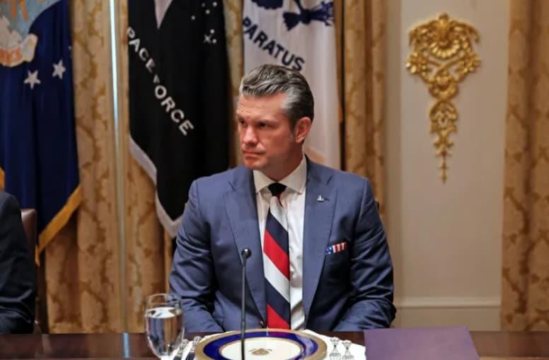 Министерот за одбрана на САД на средбата со Зеленски носи вратоврска со боите на Русија (ВИДЕО)