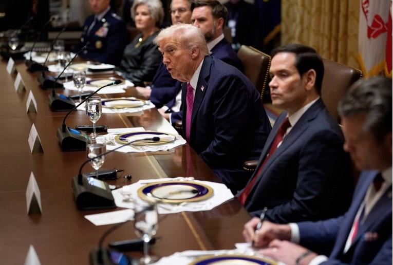 Луѓето на Трамп се смеат кога тој го праша Зеленски што мисли за тунелот Сибир- Алјаска (ВИДЕО)