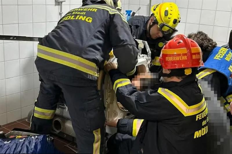 Драма во Австрија: Девојче се заглавило во машина за сушење, еден час ја ваделе 18 пожарникари (ФОТО)