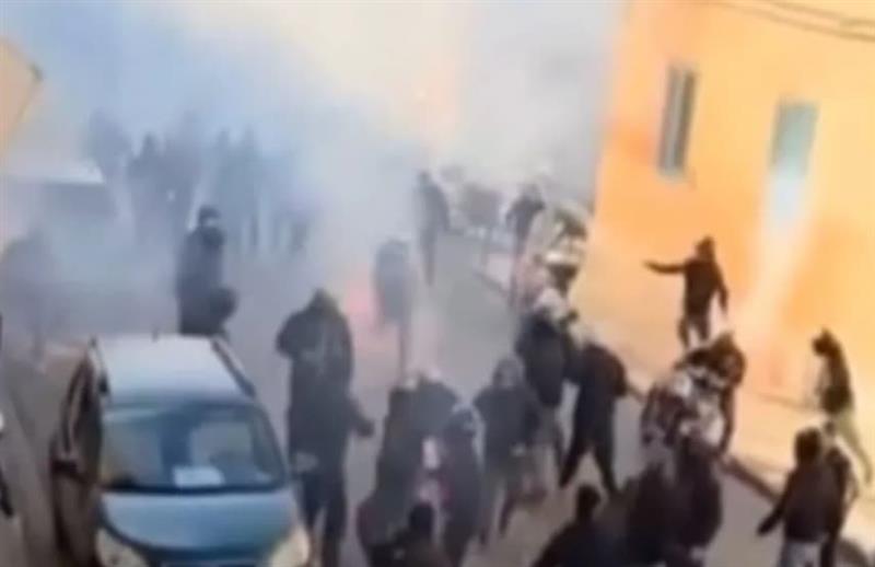Хаос во Верона: Хулигани се тепаат по улиците на градот (ВИДЕО)
