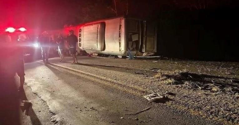 Најмалку 15 патници загинаа во тешка автобуска несреќа во Бразил- 11 жени меѓу жртвите (ВИДЕО)