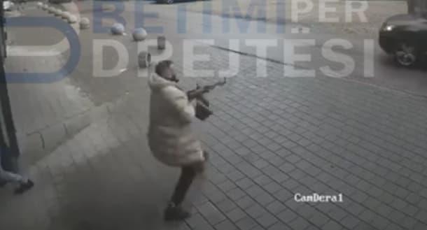 Крвна одмазда на Косово: Истрча од гаража со два калашникова и изрешета џип во движење (ВИДЕО)