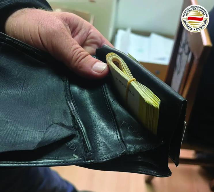 Царината заплени 160 штеки цигари, 100 кг ветеринарни препарати, регистарски таблички, девизи и брендирана облека