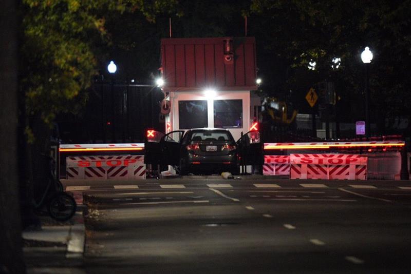 Фото: Автомобил заби во капијата на американската тајна служба во Вашингтон