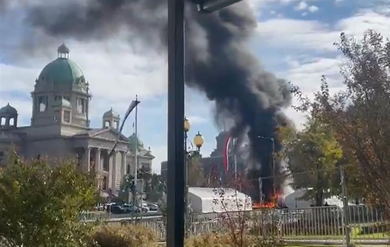 Видео: Пожар пред Собранието на Србија во Белград