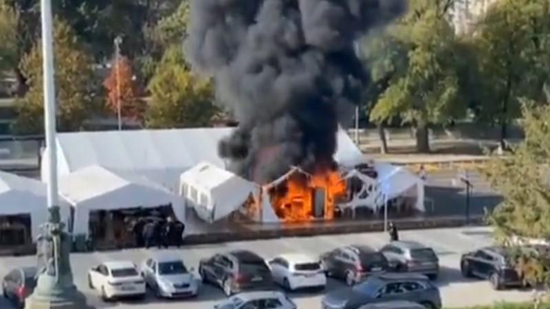 Пожар и пукотници во Ќациленд во Белград, застрелано едно лице- опозицијата го обвинува Вучиќ (ВИДЕО)