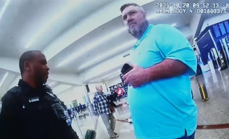 Паника на аеродром: Маж се заканува дека ќе пука, во комбето имал автоматска пушка и купишта муниција (ВИДЕО)