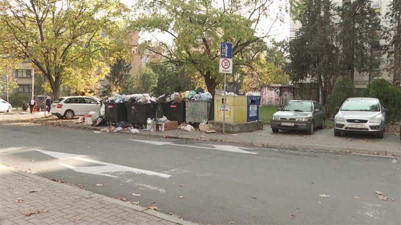 На 15 метри од плоштадот „Македонија“ формирана е депонија голема колку кошаркарско игралиште