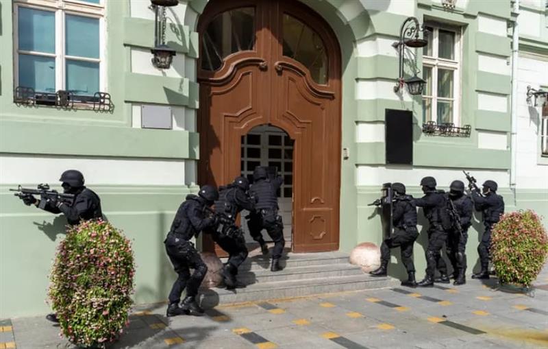 Специјалци на вежба по грешка упаднале во училиште- децата стаписани: Мислевме дека добро глумат 