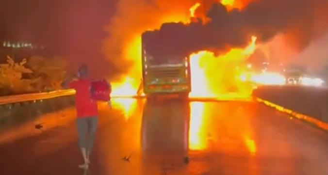 Видео: Најмалку 20 загинати во пожар во автобус во Индија